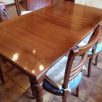 Tavolo in legno pregiato, con 4 sedie poltroncina