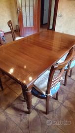 Tavolo in legno pregiato, con 4 sedie poltroncina