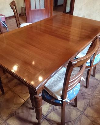 Tavolo in legno pregiato, con 4 sedie poltroncina