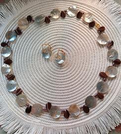 collana e orecchini in madreperla
