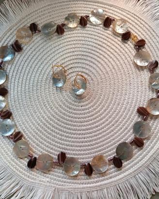 collana e orecchini in madreperla