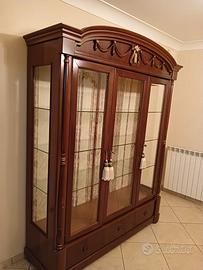 Vetrina in legno con luce interna