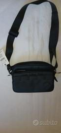 Borsa a tracolla da uomo nera – elegante e pratica