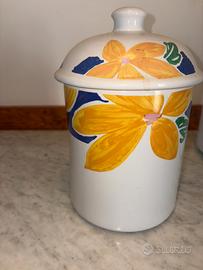 Barattolo in ceramica con decorazioni fiori