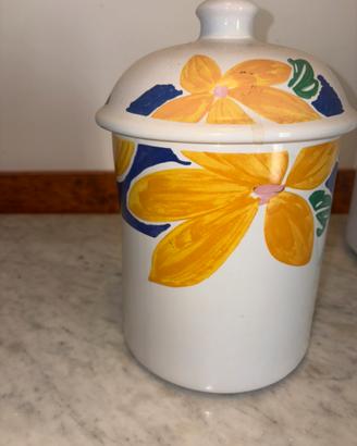 Barattolo in ceramica con decorazioni fiori