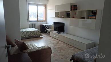 stanza con letto grande in appartamento 