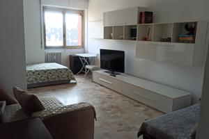 stanza con letto grande in appartamento 