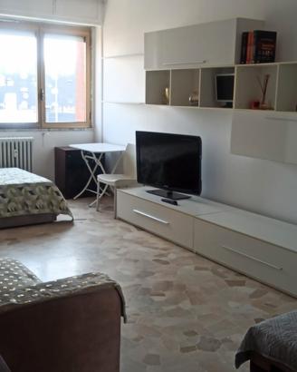 stanza con letto grande in appartamento 