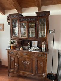 Elegante credenza in legno di noce massiccio