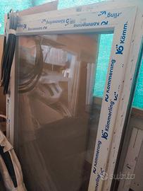 finestra in PVC a un'anta