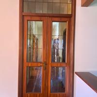 Porta doppia in legno e vetro