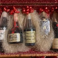 Scatola in vimini con 5 bottiglie tra cui Moet