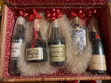 Scatola in vimini con 5 bottiglie tra cui Moet