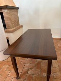 Tavolo da pranzo in legno scuro allungabile