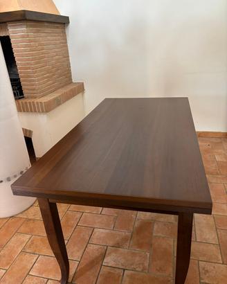 Tavolo da pranzo in legno scuro allungabile