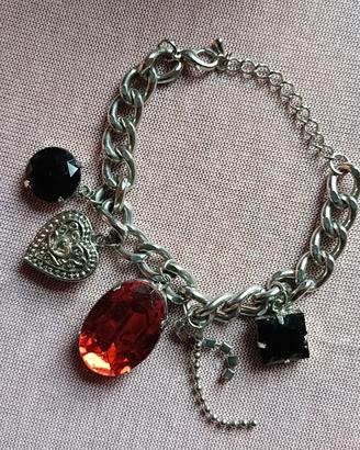 Bracciale con charms e pietre
