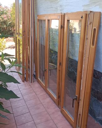finestre e porta finestre in legno con telaio 