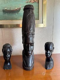 Tre teste africane intagliate