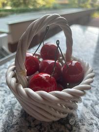 Cestino bianco in ceramica con ciliegie rosse