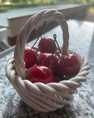 Cestino bianco in ceramica con ciliegie rosse