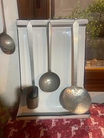 Vecchio e grande portamestoli smaltato bianco