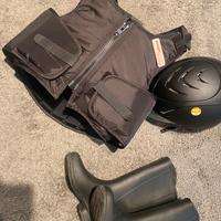 Abbigliamento casco gile’ e stivali per bambino/a