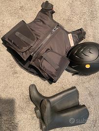 Abbigliamento casco gile’ e stivali per bambino/a