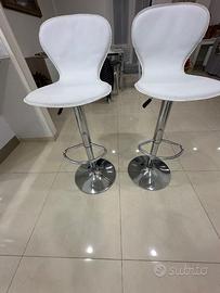 Coppia sgabelli bianchi in ecopelle