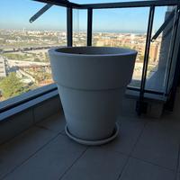 Vaso tondo da balcone o giardino bianco