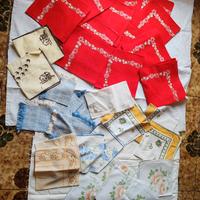 tovaglioli vari e diversi colori disegni ricami