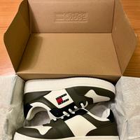 TOMMY HILFIGER size 42