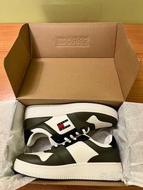 TOMMY HILFIGER size 42