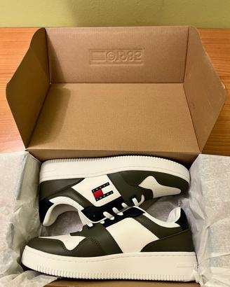 TOMMY HILFIGER size 42