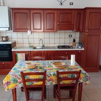 Cucina in stile arte povera color ciliegio. 