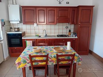 Cucina in stile arte povera color ciliegio. 