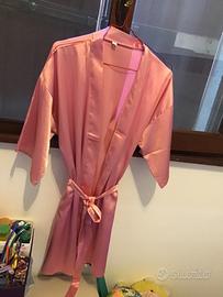 Vaestaglietta color rosa lucido, simil raso.