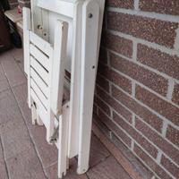 Tavolino in legno con sedia