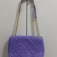 Borsa lilla trapuntata con catena color oro