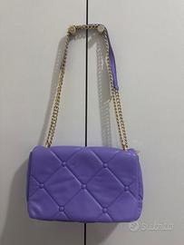 Borsa lilla trapuntata con catena color oro