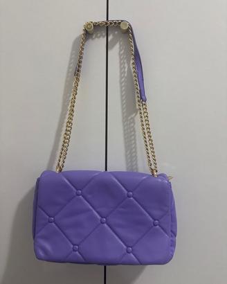 Borsa lilla trapuntata con catena color oro