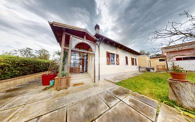 Villa indipendente con 3000 mq di terreno, mansard