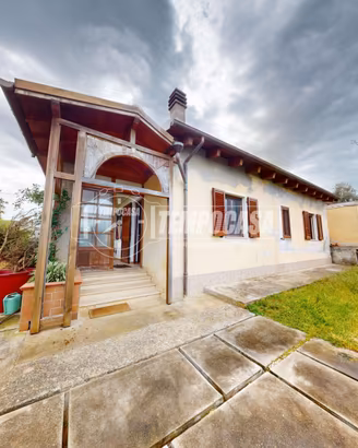 Villa indipendente con 3000 mq di terreno, mansard