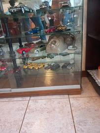 vetrina con auto storiche  modellismo 