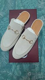Sabot scamosciato beige di Gucci