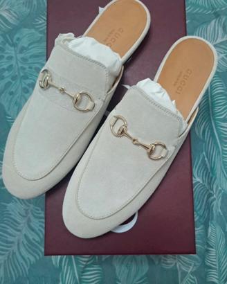 Sabot scamosciato beige di Gucci