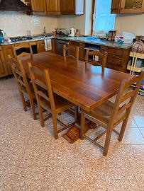 Tavolo in legno con sedie coordinate