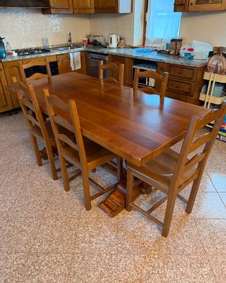 Tavolo in legno con sedie coordinate