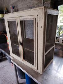 vetrina dispensa con zanzariera. 