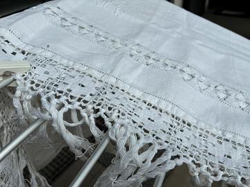 Asciugamani finemente ricamati a mano