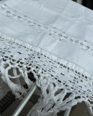 Asciugamani finemente ricamati a mano